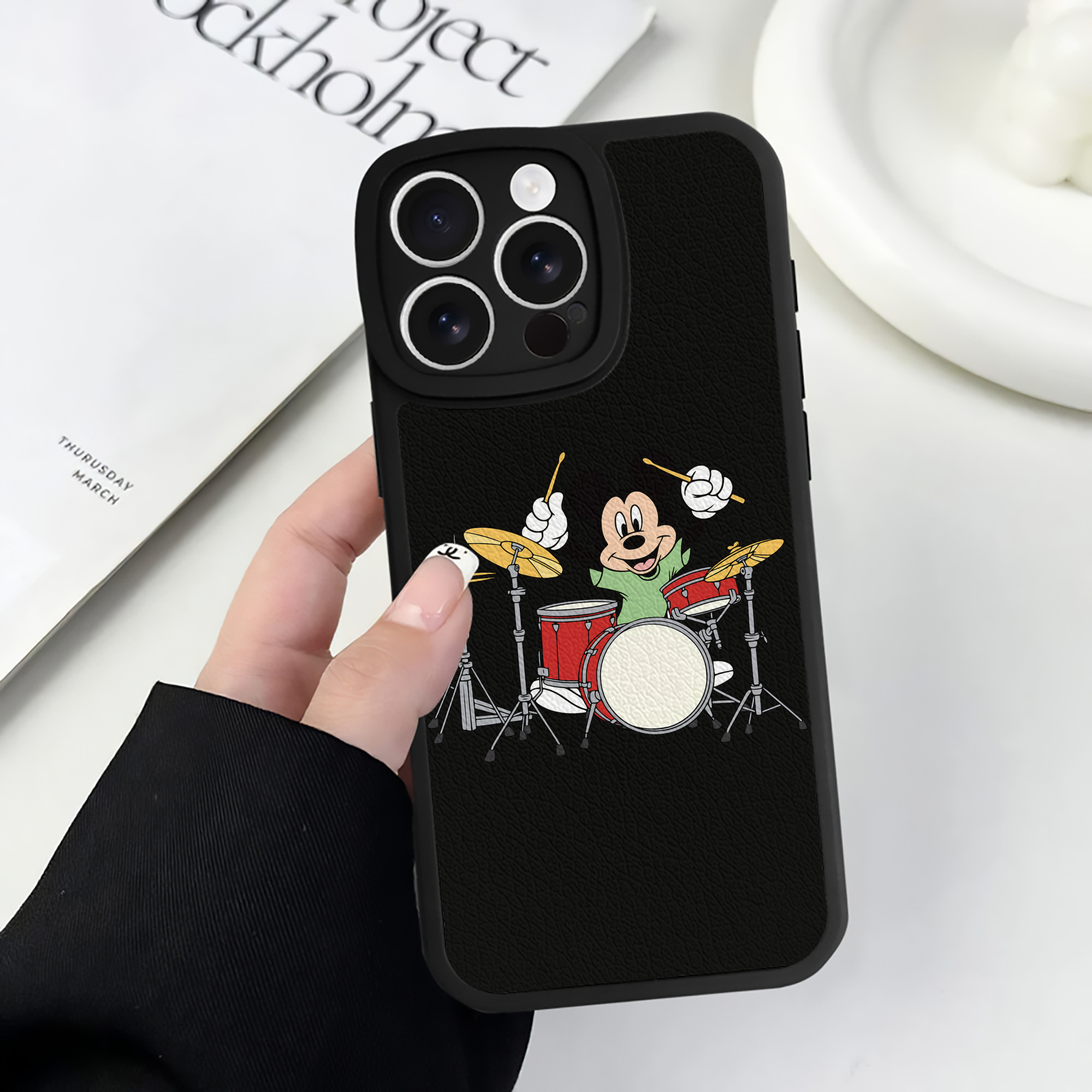 （画像用） ミッキーマウス Mickey Mouse 【iPhone 16シリーズ対応】シリコンスマホケース（レザー調） 材質：シリコン